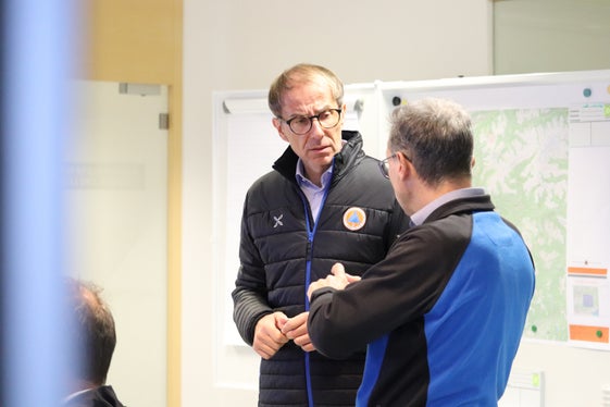 Procedure testate: il direttore dell’Agenzia per la Protezione civile Klaus Unterweger (a sinistra) a colloquio con il coordinatore della Centrale Viabilità provinciale Markus Rauch. (Foto: USP/Maja Clara)