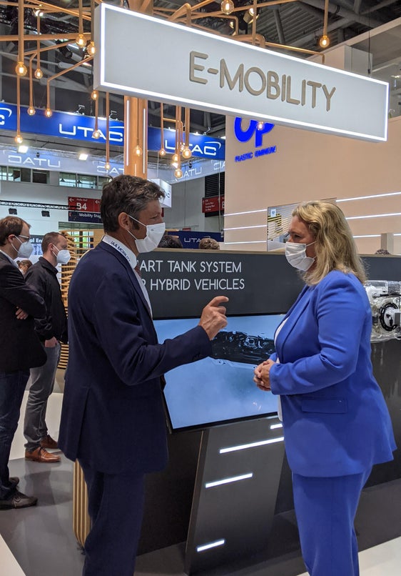 LR Alfreider und Staatsministerin Schreyer beim Austausch zu aktuellen Mobilitätsthemen. (Foto: LPA/Ingo Dejaco)
