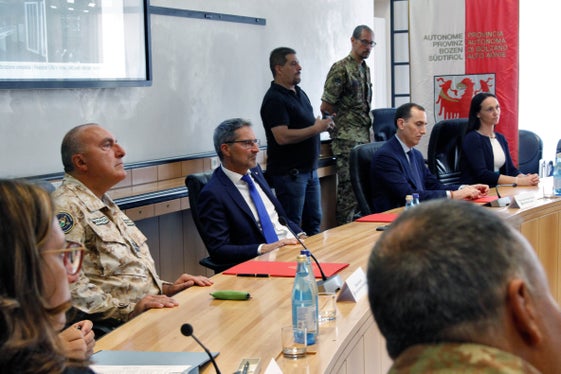 Vize-Generalsekretärin Markart, General Gambardella, Landeshauptmann Kompatscher, Staatsgüteragentur-Regionaldirektor Caizza und die für territoriale Dienste zuständige Eugenia Pantozzi  (Foto: LPA/Greta Stuefer) 
