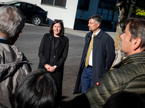 La sindaca di Renon, Julia Fulterer, ha affermato: “Con la riorganizzazione di questo tratto è stato compiuto un ulteriore passo importante verso il miglioramento delle infrastrutture di trasporto nel nostro comune. Strade sicure e ben sviluppate sono per noi qui sul Renon di grande importanza”, così Fulterer (nella foto di fianco all'assessore Alfreider), la quale ha ringraziato tutti i soggetti coinvolti. (Foto: USP/Fabio Brucculeri)
