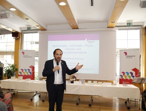 Bildungslandesrat Philipp Achammer bei der heutigen Prämierungsfeier im Kolpinghaus in Bozen: Die Schulolympiaden entfachen Neugierde und bieten Talenten eine Bühne. (Foto: LPA/Bildungsdirektion/Verena Hilber)