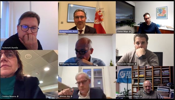 Landeshauptmann und Finanzlandesrat Kompatscher hat in einer Videokonferenz den Gewerkschaften und Sozialverbänden den Haushaltsentwurf 2022 vorgestellt. (Foto: LPA)