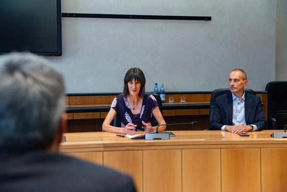 Annemarie Kaser und Luca Filippi (rechts) vom  Beirat zur Förderung des weiblichen Unternehmertums der Handelskammer Bozen stellten Landeshauptmann Kompatscher bisherige Projekte vor. (Foto: LPA/Greta Stuefer)