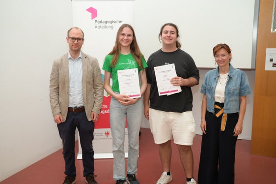 Nationaler Wettbewerb Mathematik (von links): Lehrer Daniel Soraruf,  Elaine Memleev, Tobias Weiss, Landesschuldirektorin Sigrun Falkensteiner (Foto: LPA/Deutsche Bildungsdirektion/Margit Pichler)