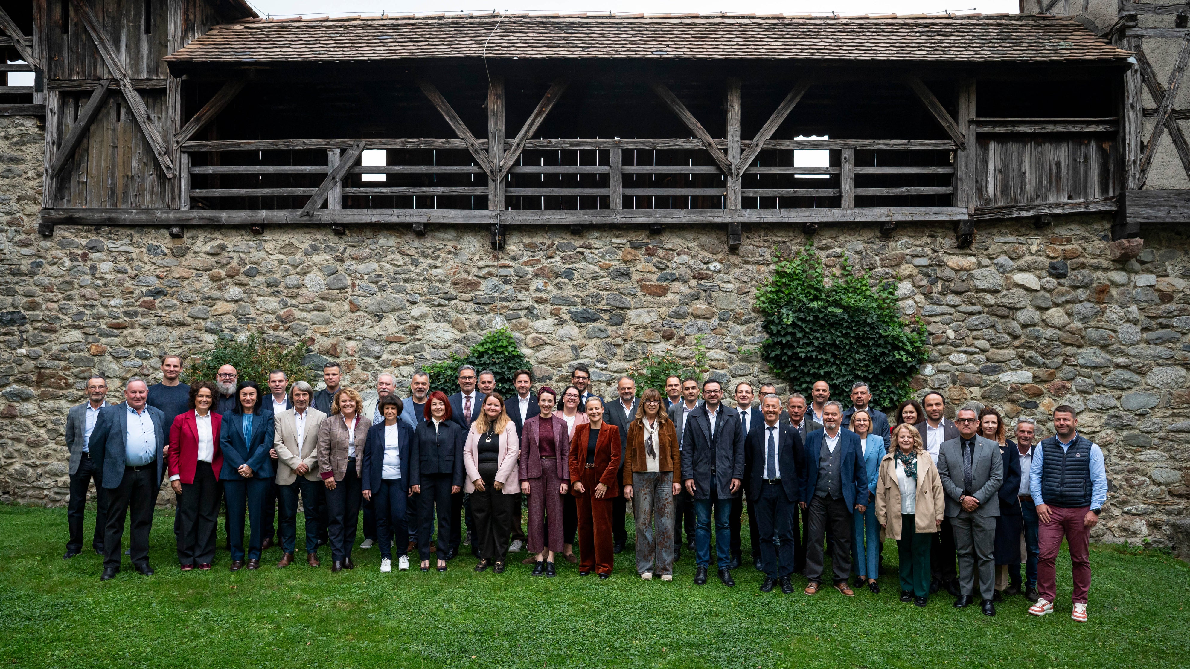 Die Südtiroler Landesregierung traf sich auf Schloss Tirol zu einer Sondersitzung, um mit den Bügermeisterinnen und Bürgermeistern die Anliegen und Herausforderungen des Burggrafenamtes zu besprechen. (Foto: LPA/Fabio Brucculeri)