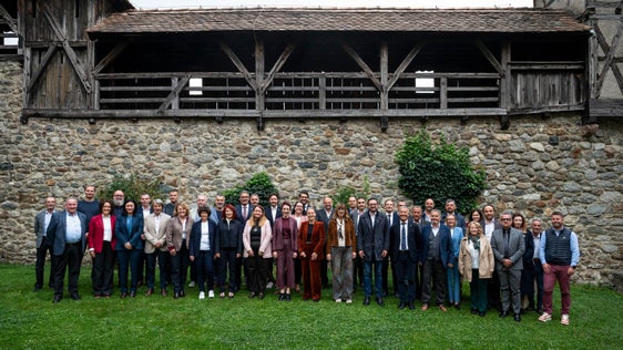Die Südtiroler Landesregierung traf sich auf Schloss Tirol zu einer Sondersitzung, um mit den Bügermeisterinnen und Bürgermeistern die Anliegen und Herausforderungen des Burggrafenamtes zu besprechen. (Foto: LPA/Fabio Brucculeri)