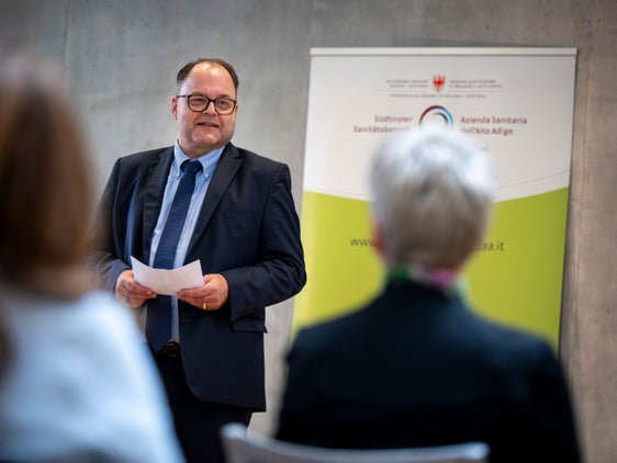 Christian Kofler wurde von der Landesregierung - nach der gesetzlich vorgeschriebenen Bewertung nach zwei Jahren im Amt - als Generaldirektor des Südtiroler Sanitätsbetriebs bestätigt. (Foto: LPA/Fabio Brucculeri)