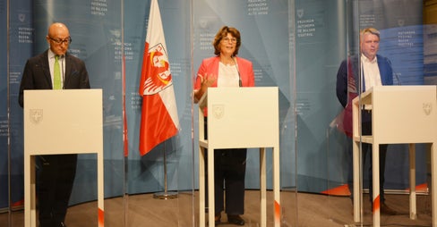 Un momento della conferenza stampa al termine della prima riunione del Comitato di coordinamento e indirizzo del Parco dello Stelvio. Nella foto (da sx) Nicolò De Salvo, l'assessora Hochgruber Kuenzer e Georg Altstätter. (Foto: ASP/Martina Garbin)   