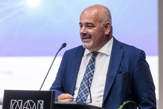 Riccardo Velasco, membro della giuria internazionale che propone i vincitori, ha tenuto il discorso elogiativo in onore di Claudia Notarnicola. (Foto: ASP / Tiberio Sorvillo) 