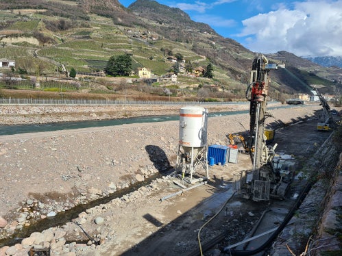 Auch Bohrmaschinen haben die Arbeiter der Wildbachverbauung am orografisch linken Ufer des Eisacks auf der Höhe der Mila in Bozen-Kampill eingesetzt. (Foto: LPA/Landesamt für Wildbach- und Lawinenverbauung Süd in der Agentur für Bevölkerungsschutz)