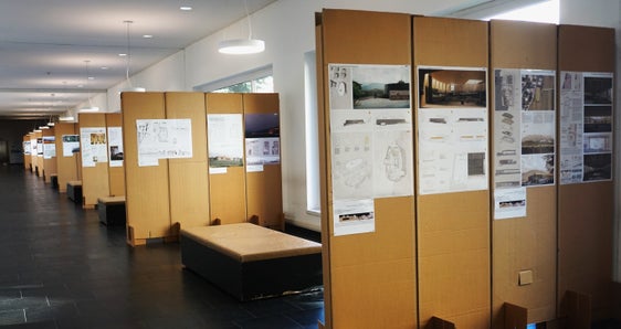 Alle Projekte, die die zweite Stufe des Planungswettbewerbs zur Musealisierung der Römischen Villa in St. Pauls erreicht haben, können noch bis 19. November in der Universität Bozen begutachtet werden. (Foto: LPA/Igor Cocca)