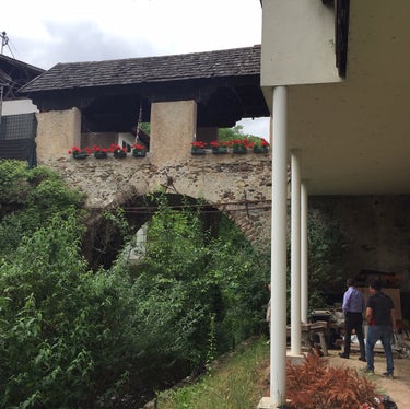 Il ponte in pietra a Prissiano, nel comune di Tesimo, è stato posto sotto vincolo diretto di tutela storico-artistica. (Foto: ASP/Soprintendenza ai beni culturali)