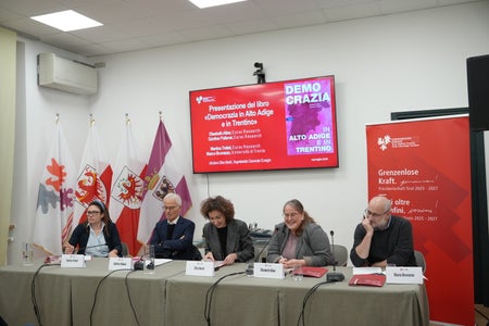 Beim letzten Euregio-Dienstag des Jahres wurde das Buch „Demokratie in Südtirol und im Trentino” vorgestellt (von links): Martina Trettel (Eurac Research), Buchautor Günther Pallaver (Eurac Research), Elisa Bertò (Moderatorin, Euregio-Generalsekretariat), Buchautorin Elisabeth Alber (Eurac Research) und Marco Brunazzo (UniTN). (Foto: Euregio/Nicole Zambanini)