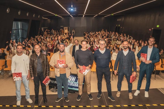 Bei der Veranstaltung How to Maturaball?! im NOI Techpark (vorne von links nach rechts) Simon Wielnig, Ulrich Seitz, Thomas Maniacco, Simon Waldner, Alex Ploner, Marco Buraschi, David Visintin, (hinten links nach rechts) Julia Prossliner, Amtsdirektor Konrad Pamer, Landesrat Philipp Achammer (Foto: LPA/Landesamt für Jugendarbeit/Youth Info)
