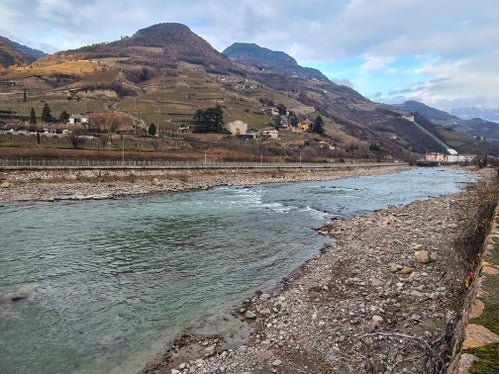 Durante i lavori sono stati costruiti dei cosiddetti pennelli, ossia delle barre costituite da grossi sassi di fiume che vengono posati trasversalmente alla direzione del flusso per dirigere la corrente principale lontano dalla riva e verso il centro del fiume. (Foto: Ufficio Sistemazione bacini montani Sud)