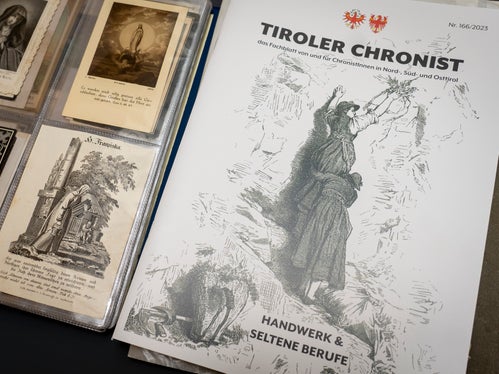 Parallelamente alla conferenza, nel foyer di Palazzo Widmann ha trovato posto un'esposizione con numerose cronache storiche sull'Alto Adige (Foto: LPA/Fabio Bruculeri)