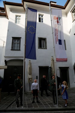 Vor genau zwölf Jahren sind die Gremien des EVTZ&nbsp;Euregio Tirol-Südtirol-Trentino&nbsp;auf Schloss Tirol unter Südtiroler Präsidentschaft zu ihrer ersten Sitzung zusammengetroffen. Heute bot das Datum des 13. Oktobers Anlass, um vor dem Euregio-Sitz die europäische und die Euregio-Fahne zu hissen. (Foto: Euregio/Armin Gluderer)