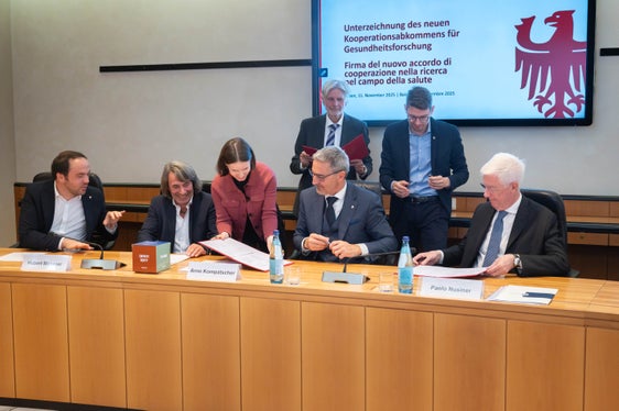 Vorne von links nach rechts: Forschungslandesrat Philipp Achammer, Gesundheitslandesrat Hubert Messner, Landeshauptmann Arno Kompatscher und der Generaldirektor der Università Cattolica del Sacro, Cuore Paolo Nusiner, bei der Unterzeichnung des Abkommens für die gemeinsame Forschung im Bereich Gesundheit sowie (hinten von links nach rechts) Mara Mantinger, Samuel Vieider und Koordinator Horand Meier. (Foto: LPA/Greta Stuefer)