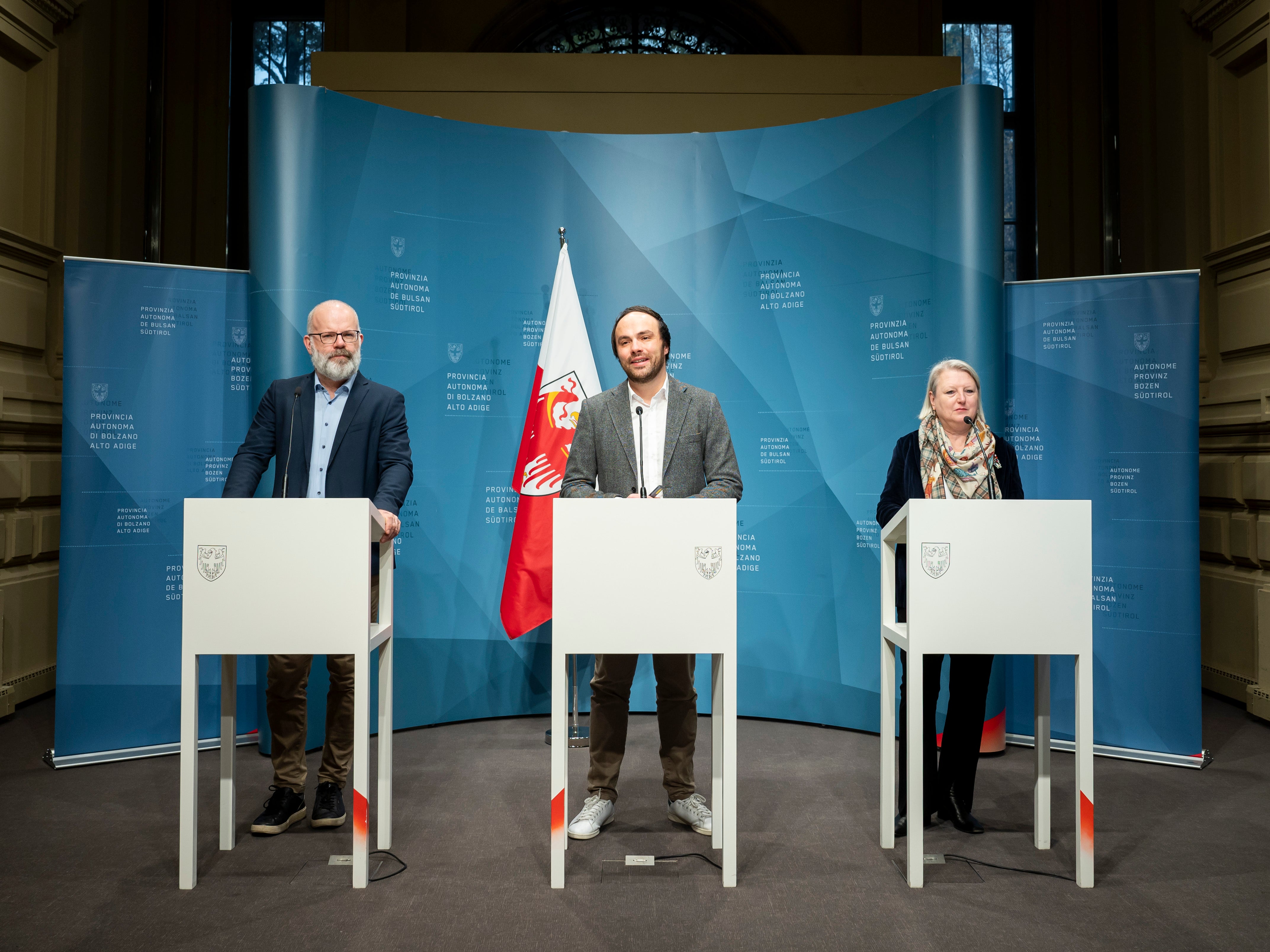 L'assessore Philipp Achammer (in foto, al centro) ha presentato le nuove linee guida per il finanziamento dei beni culturali insieme alla soprintendente Karin Dalla Torre e al direttore dell'Heimatpflegeverband Florian Trojer. (Foto:USP/Fabio Brucculeri)
