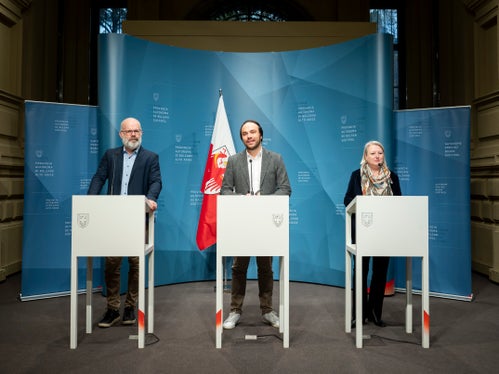 Landesrat Achammer (Mitte) hat gemeinsam mit Landeskonservatorin Dalla Torre und dem Geschäftsführer des Heimatpflegeverbandes Südtirol, Florian Trojer, die Neuerungen bei den Förderrichtlinien für Kulturgüter vorgestellt. (Foto: LPA/Fabio Brucculeri)