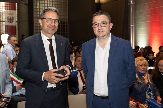 Die Landeshauptleute Arno Kompatscher und Maurizio Fugatti bei der heutigen Feier in Mezzocorona (Foto: Presseamt Trient/Nicola Eccher)
