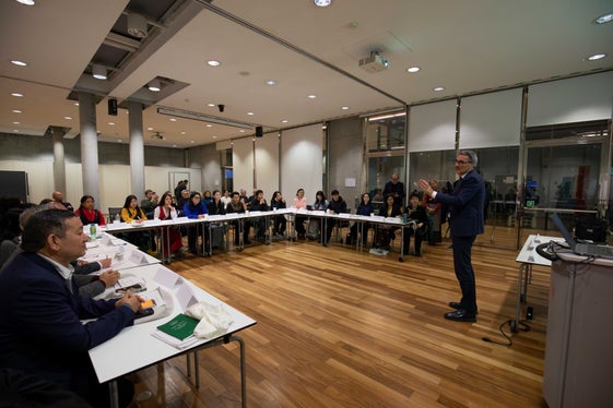 Landeshauptmann Arno Kompatscher stellte die Besonderheiten des Südtiroler Modells, die Entwicklung der Autonomie und die Bedeutung des Dialogs zwischen lokalen, nationalen und europäischen Ebenen vor. (Foto: Eurac Research/Andrea De Giovanni)