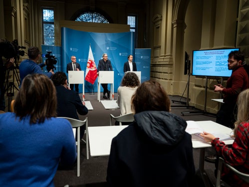 Il progetto è stato presentato dal presidente della Provincia Arno Kompatscher (al centro), dall'assessore provinciale alle Opere pubbliche Christian Bianchi (a sinistra) e dall'assessore provinciale ai Beni culturali Philipp Achammer (a destra). (Foto: USP/Fabio Brucculeri)