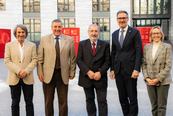 Scambio di opinioni sulla sicurezza sul lavoro: da sinistra l'assessore provinciale alla Prevenzione sanitaria e Salute Hubert Messner, il senatore Luigi Spagnolli, il presidente della Commissione d'inchiesta del Senato Tino Magni, il presidente Arno Kompatscher e l'assessora provinciale al Lavoro Magdalena Amhof (Foto: USP/Manuela Tessaro)