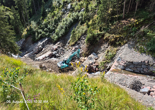 Im Öttenbach in der Gemeinde Sarntal hat das Landesamt für Wildbach- und Lawinenverbauung Nord fünf Konsolidierungssperren aus Zyklopensteinen mit Beton samt seitlichen Uferschutzmauern gebaut. (Foto: LPA/Landesamt für Wildbach- und Lawinenverbauung Nord/Johannes Holzner)