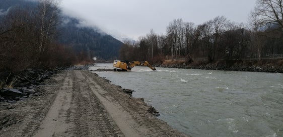 Während des Buhnenbaus hat die Wildbachverbauung eine Zufahrtspiste (links im Bild) für den Bagger angelegt. (Foto: LPA/Landesamt für Wildbach- und Lawinenverbauung Nord)