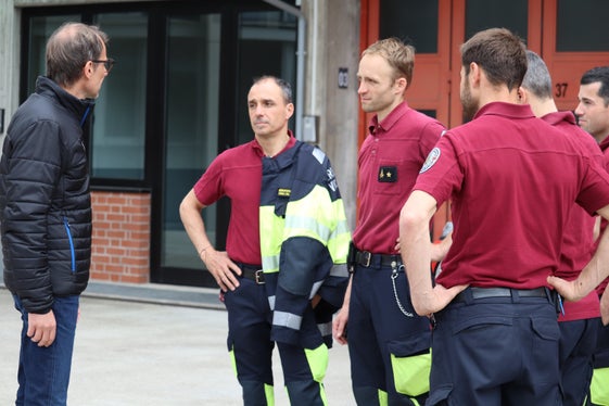 Auguri per la missione: il direttore dell'Agenzia Klaus Unterweger (a sinistra), il responsabile delle operazioni Andreas Tammerle e i vigili del fuoco del Corpo permanente di Bolzano (Foto: ASP/Maja Clara)