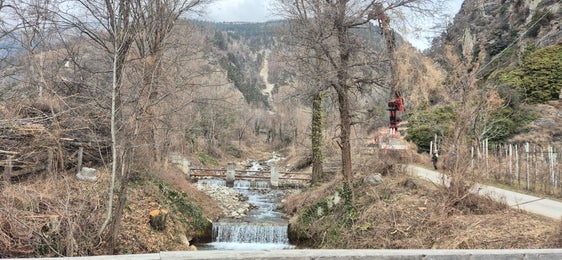 La squadra di controllo dei torrenti sta effettuando lavori di manutenzione sul rio Schlandraun, dal bacino di ritenzione al laghetto di pesca Priel. (Foto: USP/Ufficio Sistemazione bacini montani ovest)