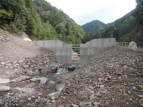 La nuova briglia a fessura sopra la Schwabmühle è leggermente meno alta (sette metri), ma ha la stessa capacità di circa 25.000 metri cubi di quella realizzata più in basso (Foto: ASP/Ufficio provinciale sistemazione bacini montani Sud )