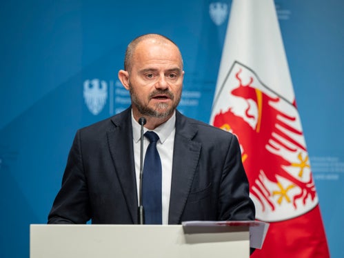 Daniel Bedin, Direktor der Abteilung Hochbau des Landes Südtirol, stellte die Details des Eingriffs zum Austausch der Kühlanlage für die Konservierung der Mumie Ötzi vor. (Foto: LPA/Fabio Brucculeri)
