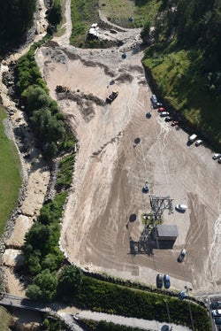 Bei einem Erkundungsflug wurden heute die Schäden dokumentiert, die der Murgang im Frötschbach in Seis gestern (22. Juli) Abend verursacht hat. (Foto: Agentur für Bevölkerungsschutz/Omar Formaggioni)