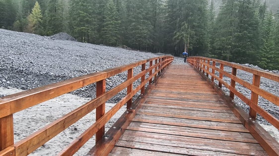 Il letto del torrente sotto il ponte viene attualmente liberato da un escavatore per evitare che il ponte si impantani o venga spazzato via. (Foto: USP/Ufficio sistemazione bacini montani ovest)