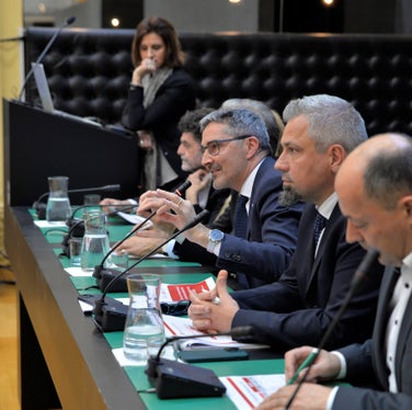 LH Kompatscher (Mi.) präsentierte, wie der Inflationsausgleich für den Vertragszeitraum 2019-2021 für den BÜKV und für den Kollektivvertrag für die Lehrpersonen garantiert werden kann. (Foto: LPA)