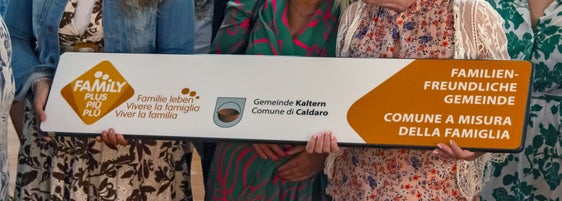 Mit einem Zusatzelement für das Ortsschild kann die Gemeinde Kaltern künftig beim Dorfein- und -ausgang darauf verweisen, nachgewiesenerweise familienfreundlich zu sein. (Foto: LPA/Greta Stuefer)