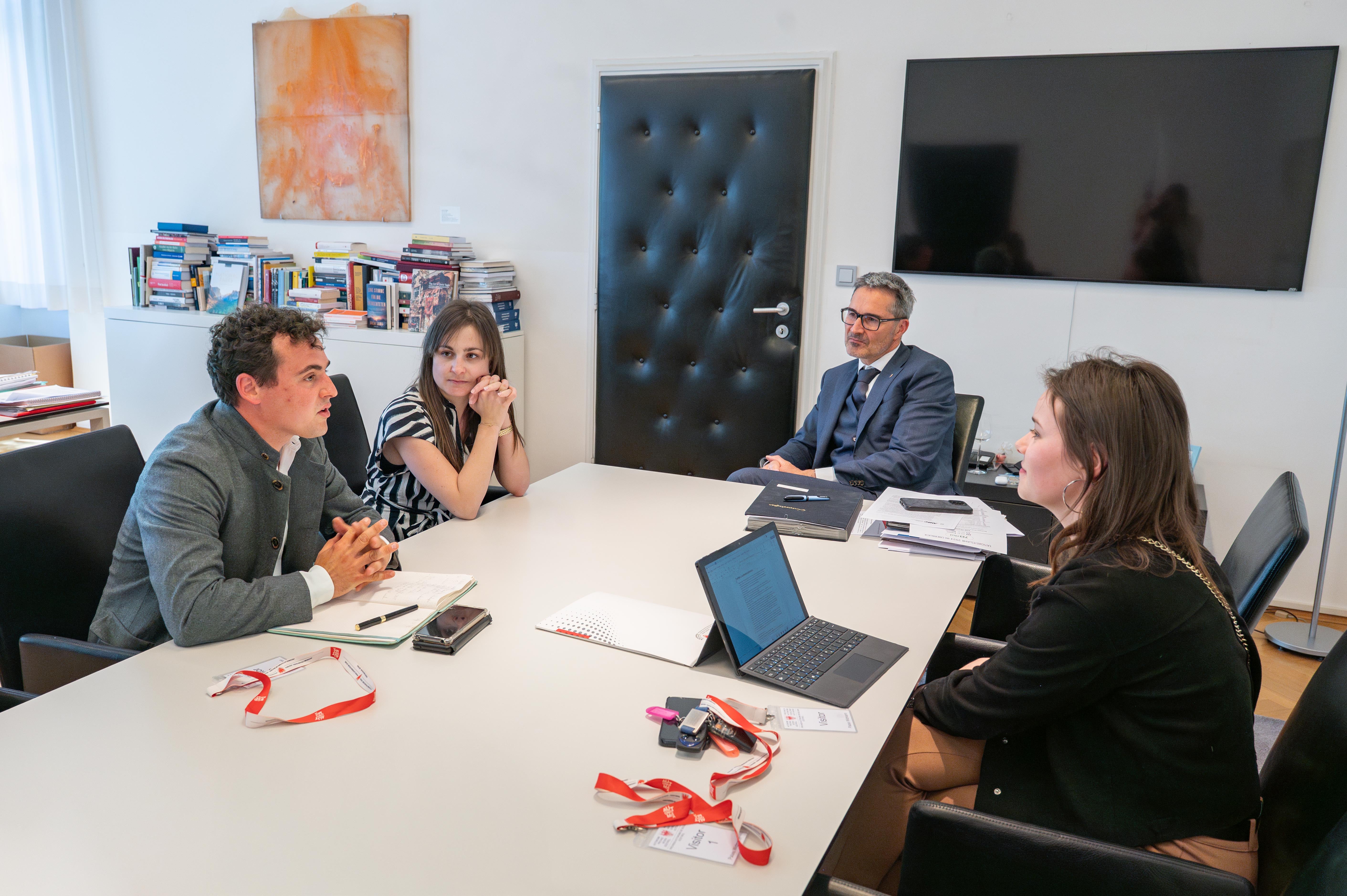Sie besprachen die Anliegen der Südtiroler Bauernjugend (von links):  Landesobmann Raffael Peer, Landesleiterin Viktoria Kössler, Landeshauptmann Arno Kompatscher und Landessekretärin Anna Schenk. (Foto: LPA/Greta Stuefer)