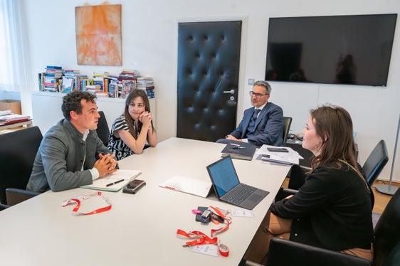 Sie besprachen die Anliegen der Südtiroler Bauernjugend (von links):  Landesobmann Raffael Peer, Landesleiterin Viktoria Kössler, Landeshauptmann Arno Kompatscher und Landessekretärin Anna Schenk. (Foto: LPA/Greta Stuefer)