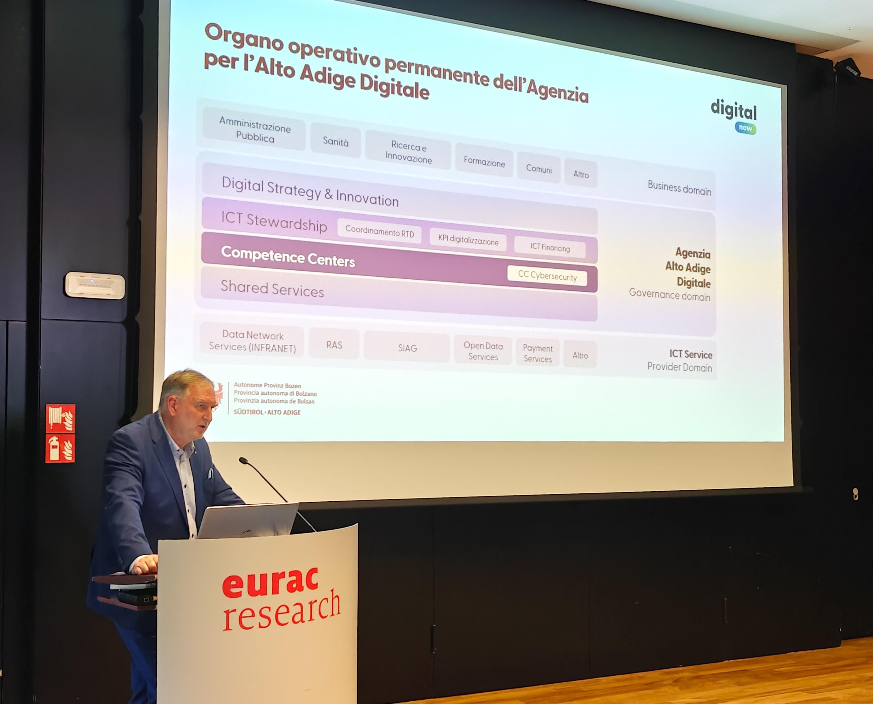 Josef T. Hofer, der Direktor der Abteilung Informatik, begrüßte die Stakeholder beim Forum Digital, das am 28. Oktober in der Eurac abgehalten wurde. (Foto: LPA/Ursula Pirchstaller)