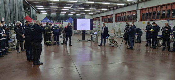 Briefing vor der Abfahrt des Hilfskonvois heute früh in Lavis nördlich von Trient (Foto: Agentur für Bevölkerungsschutz/Andreas Simmerle)