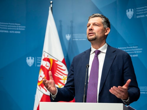 L assessëur provinziel Alfreider à auzà ora “la mpurtanza de fé jì bele dan l terminn calculà la ferata de Puster, che resta la roia prinzipela per se spusté de viers de Antholz. Per arjonjer la Südtirol Arena Alto Adige, à spezificà Alfreider, “iel unì ativà 66 curieres sëuraprò y 10 shuttle che ti lascia pro nce a persones cun dejablteies de jì a ti cialé ala garejedes: l ie fundamentel che l vënie garantì la zircumstanzies acioche duta la jënt posse ruvé permez pra la lueges la garejedes olimpiches.” (Foto: USP/Fabio Brucculeri)