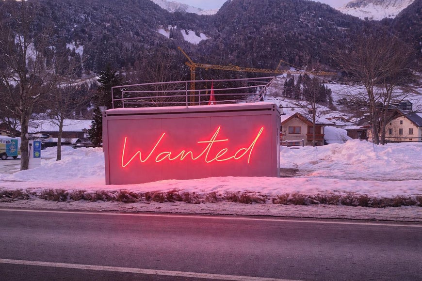 Die Leuchtschrift auf dem Container, der schon an verschiedenen Orten in Südtirol platziert war, macht darauf aufmerksam, dass Männer und Frauen in allen Lebensbereichen gleiche Chancen verdienen: Im Beruf genauso wie im Sport und im sozialen Bereich. (Foto: Niederstätter)