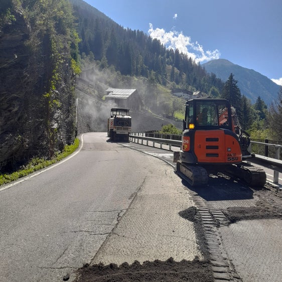 In diesen Tagen wird auf dem Abschnitt der Straße aufs Stilfser Joch die alte Deckschicht abgefräst und eine neue Verschleißschicht angebracht. (Foto: LPA/Straßendienst Vinschgau)