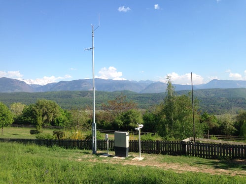 La rete di stazioni meteorologiche in Alto Adige comprende un totale di 95 siti di misurazione automatica. Questa la centralina di rilevamento a Pianizza di Sopra, nel Comune di Caldaro (Foto: ASP/Ufficio Meteorologia e prevenzione valanghe)