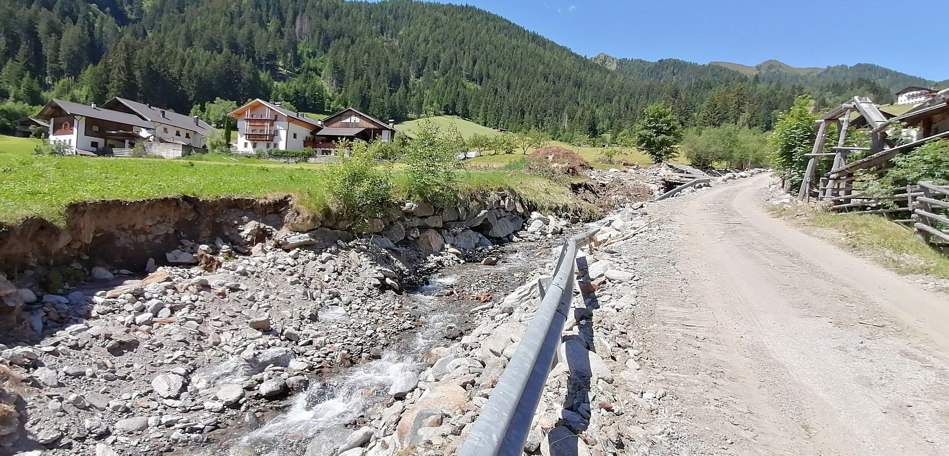 L'Ufficio sistemazione bacini montani Nord dell'Agenzia per la Protezione civile sta eseguendo lavori sul rio di Ceresara, a Racines, dopo i danni causati dal violento nubifragio del 5 giugno (Foto: ASP/Ufficio sistemazione bacini montani Nord)