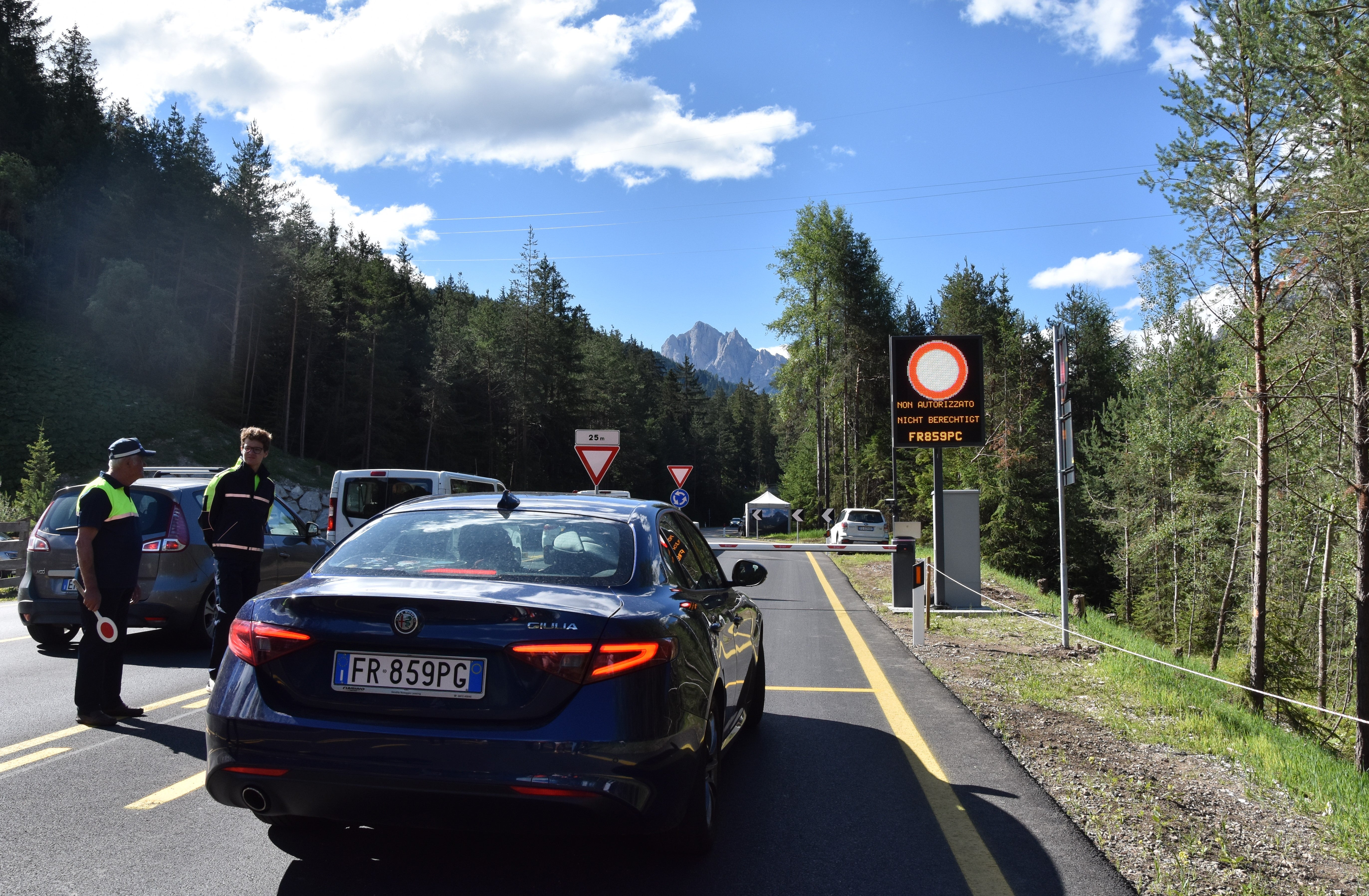 Berechtigte können den Zufahrtspunkt an der Landesstraße Richtung Pragser Wildsee See automatisch passieren. Kameras lesen dafür das Kfz-Kennzeichen, und die Schranke öffnet sich. Wer nicht für die Durchfahrt autorisiert ist, kann mit nachhaltigen Mobilitätsmitteln ins Tal und zum See gelangen. (Foto: LPA/Angelika Schrott)
