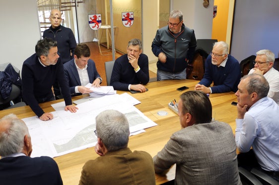Die ersten Arbeitsunterlagen für den zweigleisigen Ausbau der Meraner Bahnlinie liegen vor und wurden bei einem Treffen mit den Vertretungen des Bauernbunds und der Gemeinden besprochen. (Foto: LPA/Ingo Dejaco)