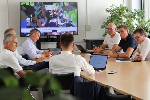 Alla riunione dedicata alla gestione dell’hotspot turistico della Val di Funes, da sinistra al tavolo dei relatori: il direttore del reparto Marketing di IDM Wolfgang Töchterle, il direttore della Ripartizione provinciale Servizio forestale Günther Unterthiner, il direttore del Dipartimento Agricoltura, Foreste e Turismo Ulrich Höllrigl, l’assessore provinciale all’Agricoltura, Foreste e Turismo Luis Walcher; sul lato destro del tavolo il sindaco del Comune di Funes Peter Pernthaler, il referente comunale di Santa Maddalena/Val di Funes Richard Obexer e il direttore del Dipartimento Protezione dell’ambiente, della natura e del clima Alexander Gruber. Sullo schermo sullo sfondo, un autobus sovraffollato. (Foto: USP/Maja Clara)